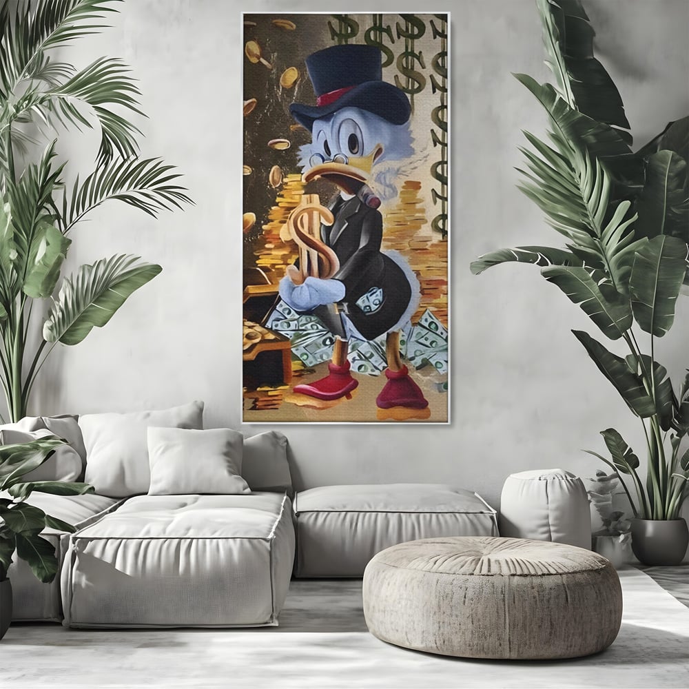 Tablou canvas cu tablou canvas cu scrooge duck si bani, in rama de aluminiu argintiu, pe perete intr-un living